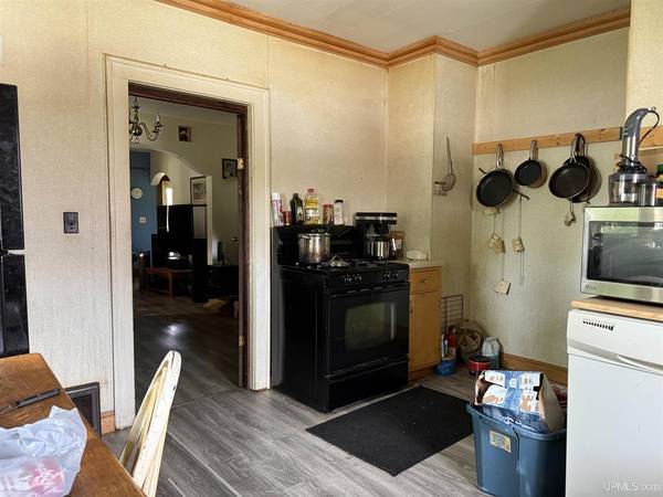 $95,000 2 BR, 1 BA Home situated on a corner lot MLS 50180656 (Crystal Falls)64151609064065122