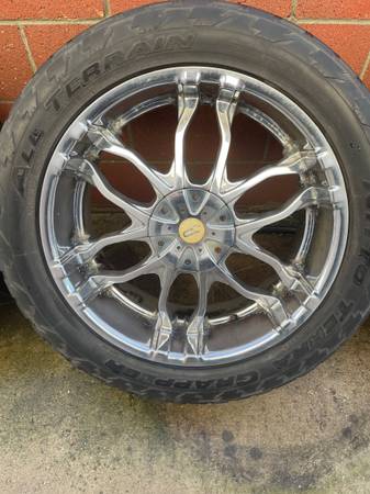 LT285/50R22          4 Llantas con rines de venta 1