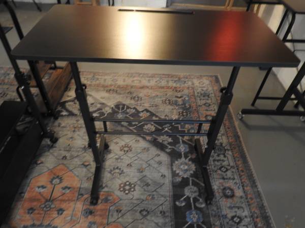 Stand Up Desk on wheels 1