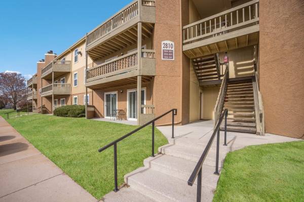 $1,595 / 2br - 970ft2 - Caminos para caminar, Spa/Bañera de hidromasaje, Cancha de voleibol de playa (2880 Woodland Hills Dr, Colorado Springs, CO)63658129777667121