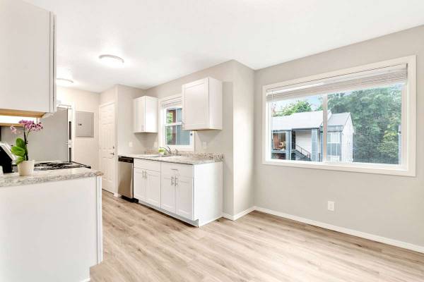 $2,100 / 3br - 1124ft2 - Vaulted Ceilings, 24/7 Emergency Maintenance, Pet Friendly Community (18540 SW Boones Ferry Rd, Tualatin, OR)63831396538497121
