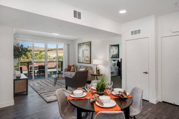 $2,999 / 2br - 1116ft2 - High Speed Internet, In-Unit Washer/Dryer, Expansive Private Balcony (Thousand Oaks)63981242904194120