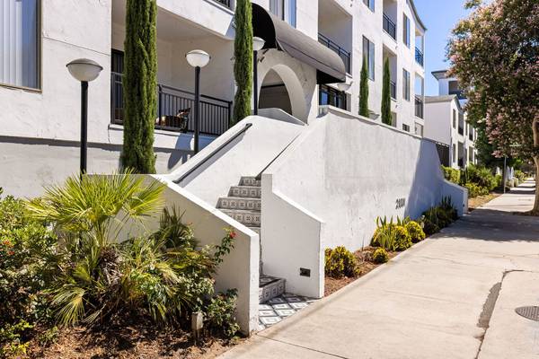 $2,600 / 2br - 945ft2 - Modern 2B/2B Apartments with Walk-in Closets and Central AC (21031 Parthenia St, Canoga Park, CA)63840114922241124