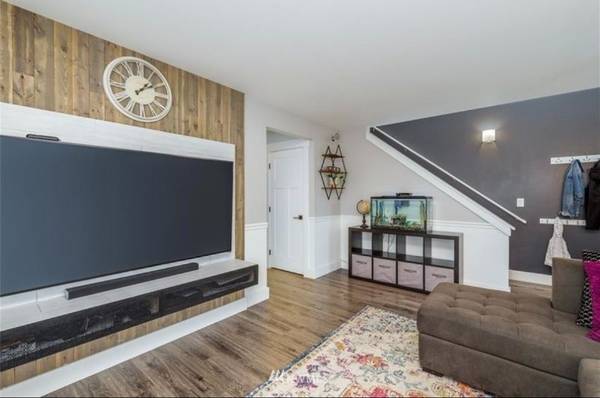 $1,350 / 4br - 1900ft2 - Sunny, spacious fully furnished room for rent w/ private bathroom! (Barkley Village)63509634191875123
