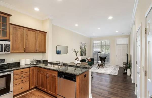 $2100.00 / 1br - 700ft2 - Stunning one bedroom short walk to UC or anywhere in Clifton!63974467905923123