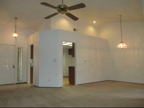 $2,500 / 3br - 3bed 2 bath house (Roseville)64044025929985124