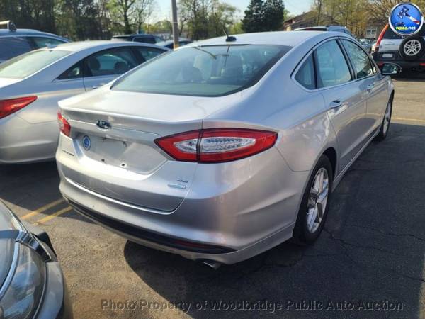 2016 *Ford* *Fusion* *Sedán SE de 4 puertas, tracción delantera* Plateado - $4.999 (Subasta de autos pública de Woodbridge)63439942058371123