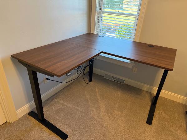 Standing or Sitting Uplift Desk 1