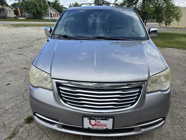 2013 CHRYSLER TOWN AND COUNTRY - $4,999 (ZION ILLINOIS)63619054633603121