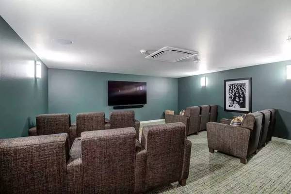 $2,121 / 2br - 715ft2 - Come Home to Comfort: Where Every Corner Invites and Delights! (Seatac)63910062770946124