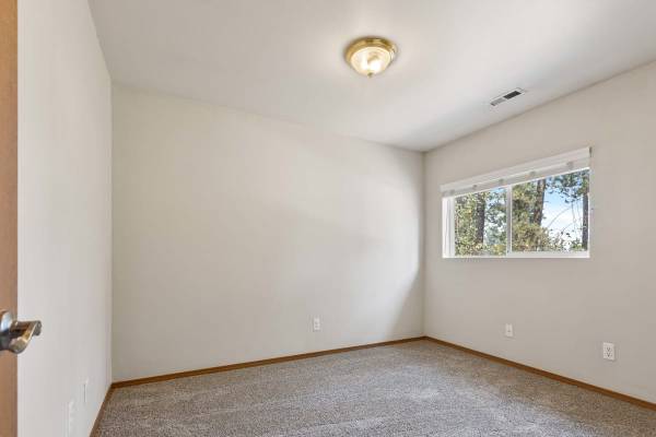 $1,435 / 2br - 1000ft2 - Enjoy Fall in Your New Home!  2 Bed/1.5 Bath Townhouse, Garage, W/D (Post Falls)63969876577538122