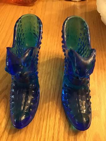 VINTAGE PAIR OF FENTON ROYAL BLUE GLASS SLIPPERS 1