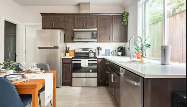 $2,700 / 2br - 850ft2 - Big open windows provide natural light. Private yard and entry. (Portland)63831537083907120