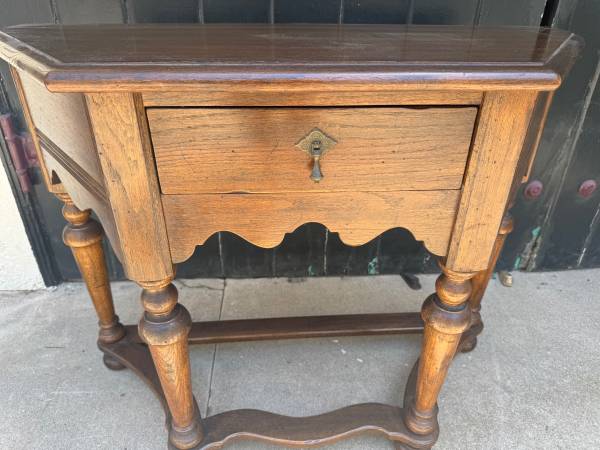 Mesa de entrada Ethan Allen - 36x14x28 - $175 (Long Beach)63471467815171123