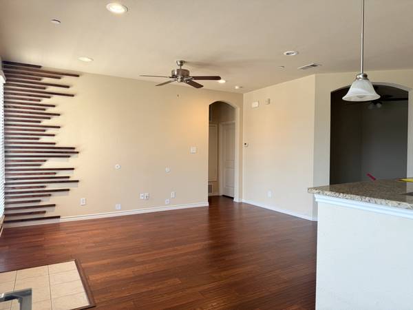 $1750.00 / 1br - 1013ft2 - 1 habitación (+ espacio de oficina) / 1.5 baños amplio condominio en el centro de Fort Worth63867603233539120