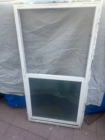Window 58” x 30”  good condition 1