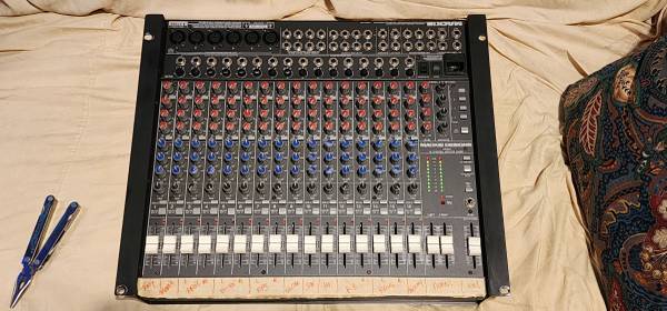 Mackie 1604 16 Channel Mixer 1
