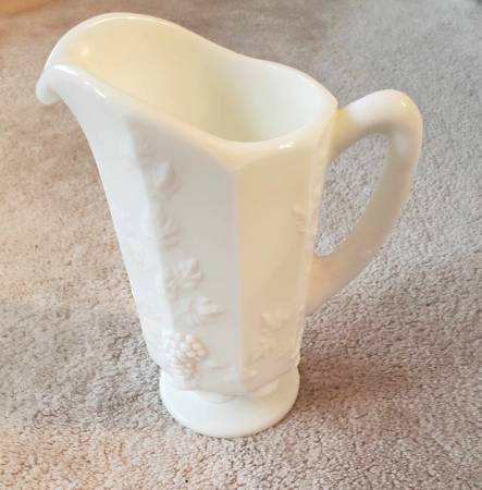Gorgeous Vintage Westmoreland Milk Glass Juice Pitcher 1
