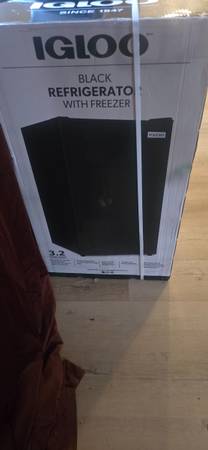 IGLOO 3.2 cubic inch  Mini Fridge black with freezer 1