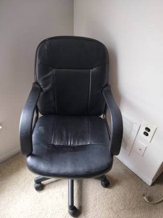 Computer desk chair $40 no email replies - $40 (NORTHEAST Phila)63471098401155121