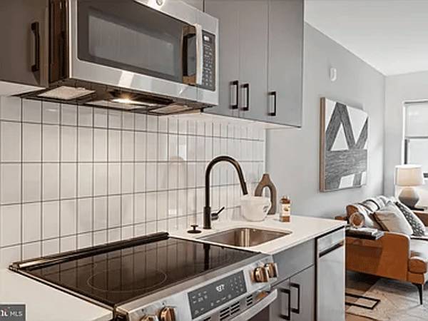 $650 / 1br - *Huge gorgeous 1 bed upgraded apt.* (Philadelphia, PA)64024498532993120