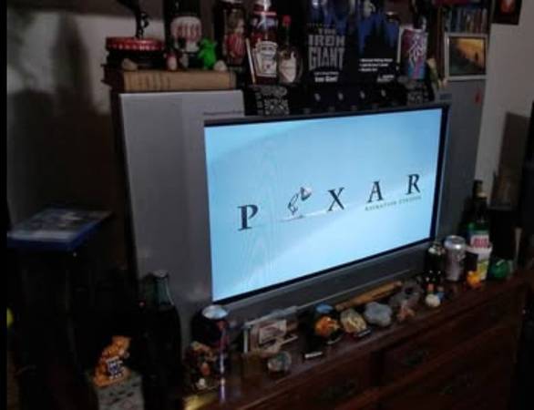 Advent 32' HD widescreen crt tv (looking to trade) 1