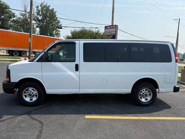 GMC Savana 8 Passenger Van - Clean Title! Low Miles! COLD AC! - $11,950 (Chicago)63470430976515121