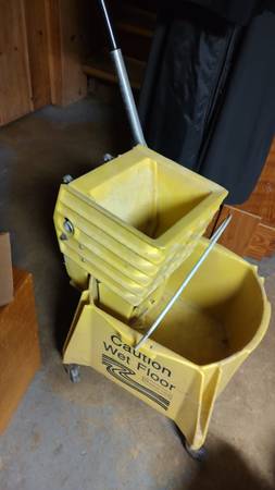 Mop bucket with removable wringer 1