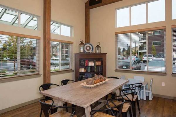$1,500 / 2br - Plazas de garaje y garajes disponibles, cibercafé (2401 NE 4 Seasons Ln, Vancouver, WA)63831683572867124