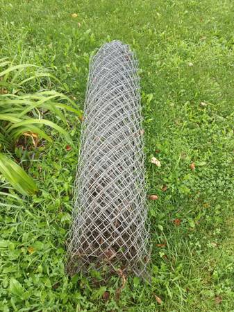 38 feet'  five foot fense with top rails one 8'  posts 1
