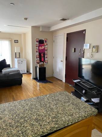 $800 / 1br - alquilar una habitación en mi apartamento de tres dormitorios. (Jamaica Estates)63874744031619121