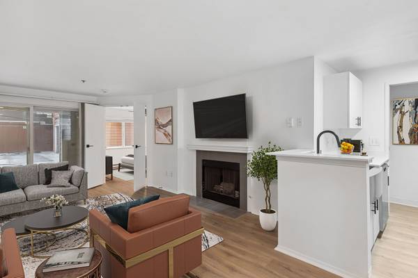 $1,550 / 1br - 650ft2 - Spacious Closet, Two-level Garage Parking, Skyline Views (600 7th Ave, Seattle, WA)63838111654147121