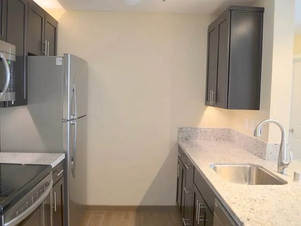 $1,350 / 1br - Unidad amplia para vivir/trabajar con garaje grande y almacenamiento adicional (Emeryville)63836554137985124