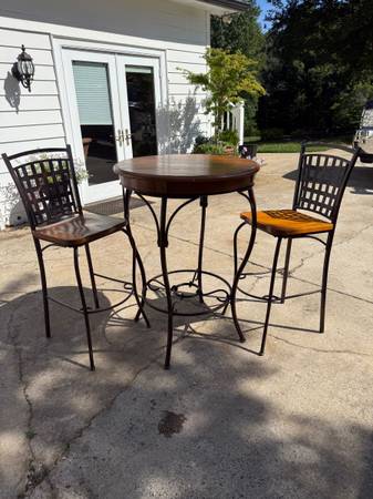 Bistro set table and 2 chairs 1