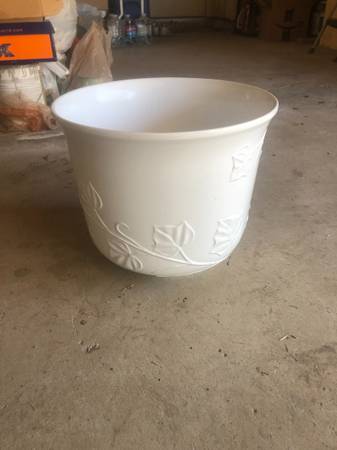 Large Porcelain Pot 1