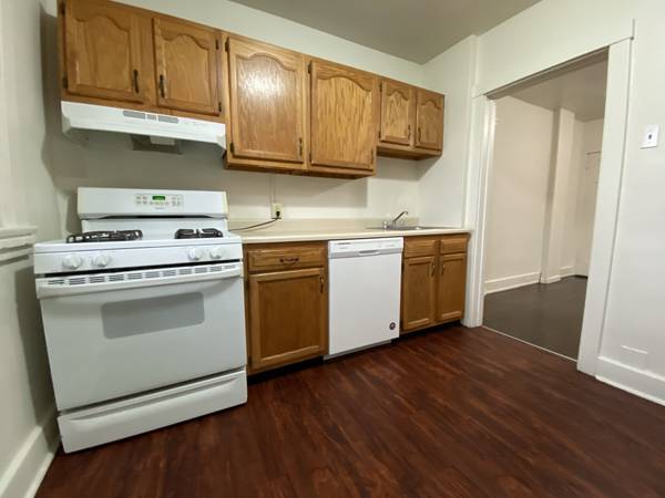 $1,785 / 3br - Rare 3 Bedroom Townhouse in Squirrel Hill! Covered Front Porch & Yard! (Squirrel Hill / Shadyside / CMU / Pitt / Pittsburgh)64013204203395121