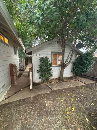 $1,100 / 600ft2 - Garden Track cute studio Cottage (2129 Grape ave)63972383613571121