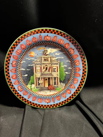 🎃🏚️ Sakura Casual Dining by Oneida – Haunted House 8" Plate 🏚️ 1