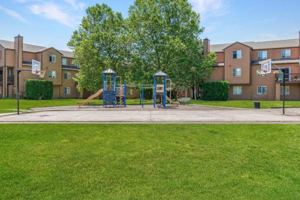 $1,755 / 2br - 1120ft2 - ¡Dos Meses Gratis! Acogedor de 2 habitaciones con patio privado y acceso al parque para perros (Fishers Landing)63841707051011121