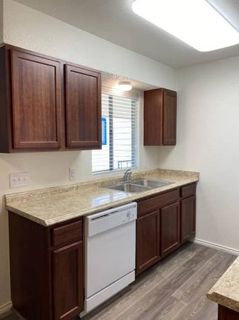 $1,199 / 2br - 950ft2 - Termostato electrónico, Amplios armarios, Ventilador de techo (707 W Buckingham Rd, Garland, TX)63846410784259124