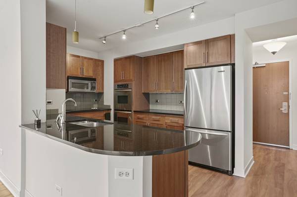 $3,694 / 3br - South Loop Spacious 2 Bedroom + Den with a VIEW, Gym, Pool, 24/hr Sec (South Loop)64041643440259123