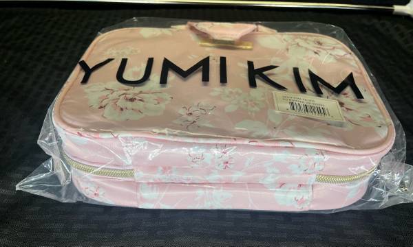 NUEVO - Bolsa de maquillaje y artículos de tocador Pink Yumi Kim para viaje - $17 (Manassas)62976705374851121