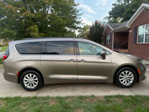 2017 Chrysler pacifica STOW and GO - $8,500 (Louisville)63621807590659121