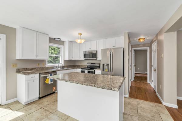 $562,000 / 3br - 1733ft2 - 141 Fort Point Road (Alton NH)63931788946818123