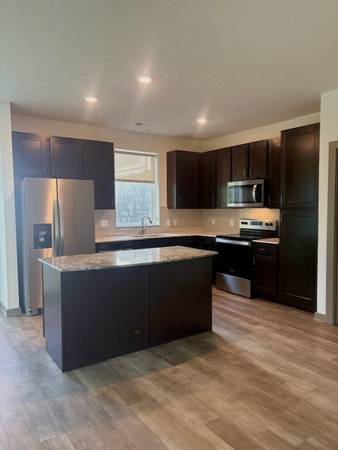 $1,983 / 2br - 1201ft2 - Your Future Self Will Thank You For Moving Here!64021010069123124