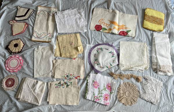 洋書 Antique Linens: From the Kitchen to the Antique White Linen Bedspread - off White Bedspread-softened