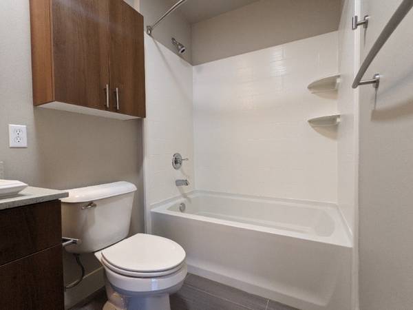 $2,473 / 1br - 761ft2 - Spacious One-Bed - PRICE DROP - Den, Open Kitchen, & AC! Visit Astro (Queen Anne)63811610660995121