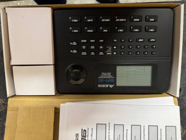 Alesis SR16 Drum Machine 1