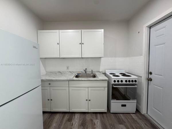 $1,900 / 1br - Fully renovated 1Bed/1Bath just two blocks from the Beach (Miami Beach)64002015790467122