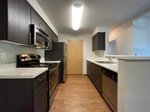 $1,670 / 1br - 854ft2 - Just in time for summer, move in and enjoy our resort-style pool! (West Eugene)63977274409474122